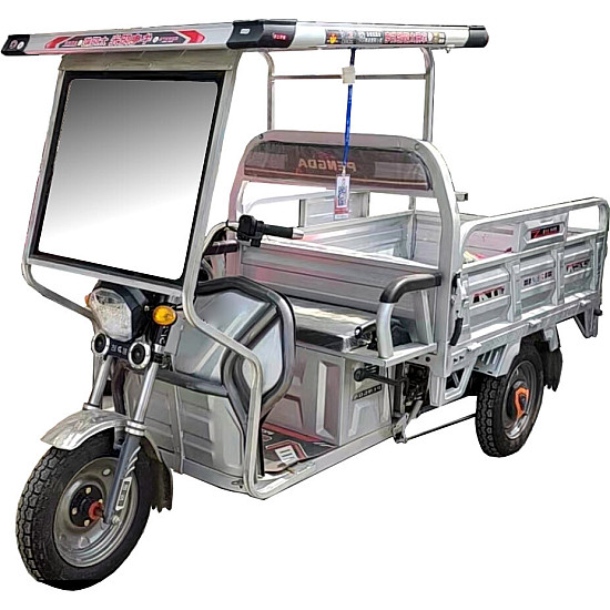 Sistem acoperis triciclu cu panouri fotovoltaice pentru reincarcare baterii